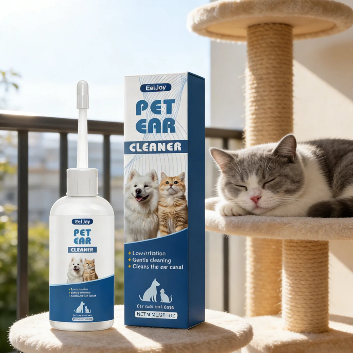 Eine Flasche Katzenshampoo neben einer Box, mit einer Katze auf einem Holzregal im Hintergrund.