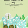 Sac en tissu bleu sarcelle rempli de foin, avec un motif de lapins et de paysages de forêt.