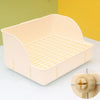 Una caja de litter detachable de color beige claro con rejilla para pequeños mamíferos, mostrada sobre una superficie blanca.