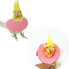 Un pájaro amarillo con un collar de recuperación rosa contra un fondo blanco.