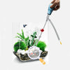 Une main utilise un siphon nettoyant pour retirer les débris d'un aquarium.