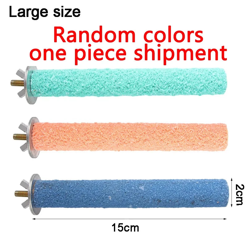 Tres juguetes de perchas para loros grandes en colores aleatorios: verde azulado, naranja y azul.