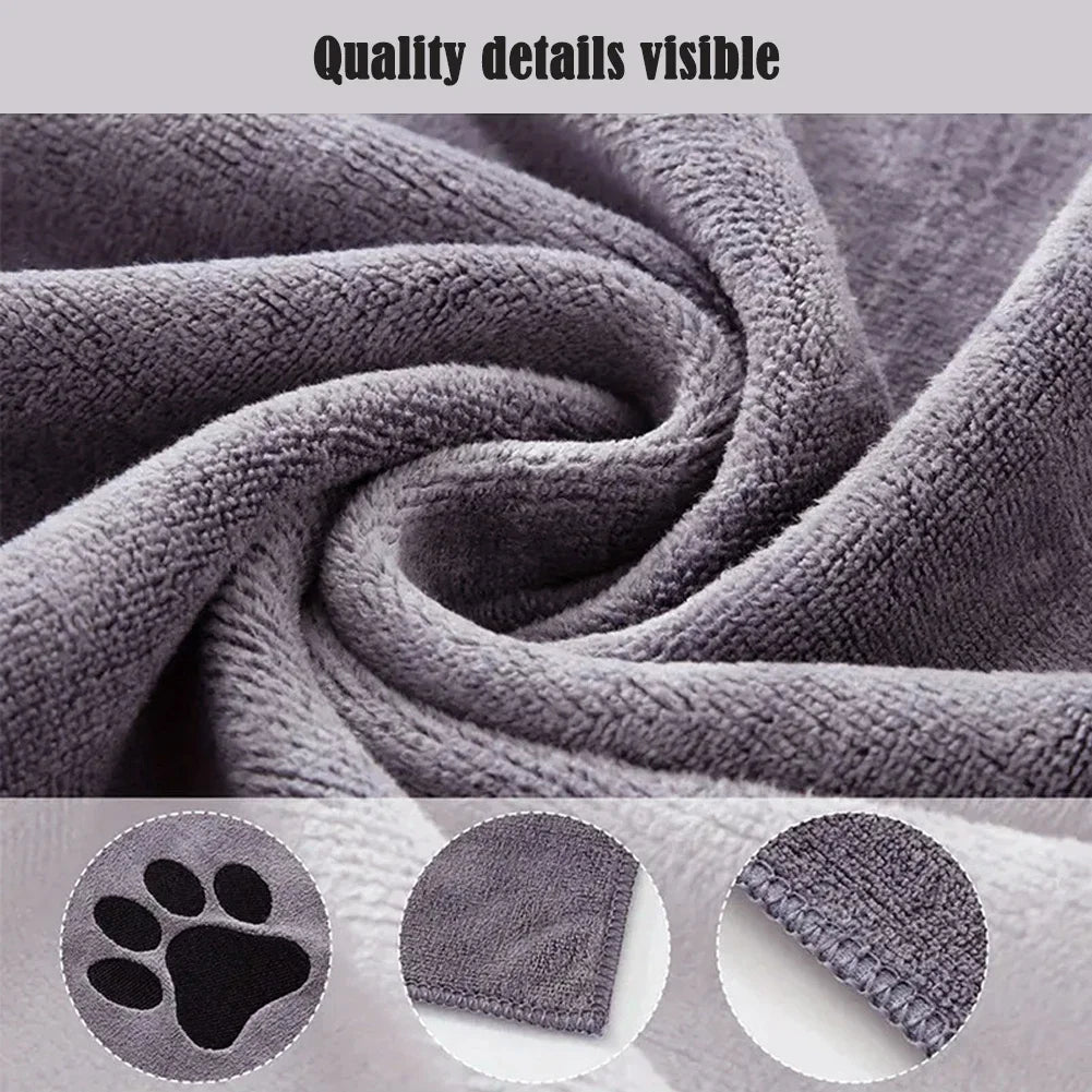 Gros plan d'une serviette pour animaux en microfibre grise pliée, montrant sa texture douce et ses fibres absorbantes.
