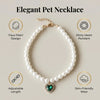 Un délicat collier de perles avec un pendentif en forme de cœur brillant, présenté sur un fond neutre.