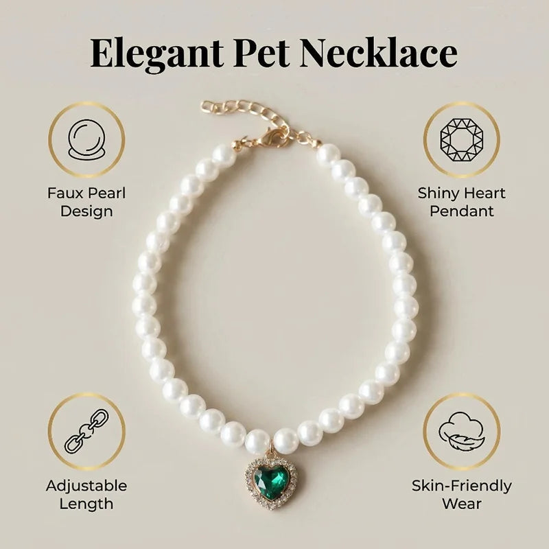 Un délicat collier de perles avec un pendentif en forme de cœur brillant, présenté sur un fond neutre.
