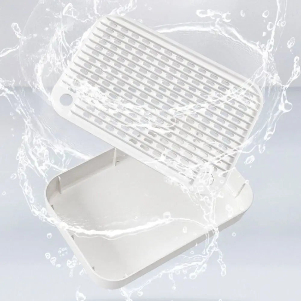 Eine weiße, abnehmbare wasserdichte Streubox-Stufe wird unter Wassertropfen gewaschen.