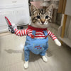 Un costume de chat déguisé en chien, portant une combinaison bleue, un collier rouge et un couteau.