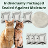 Un ensemble de gels désodorisants pour litières, individuellement emballés et scellés contre l'humidité, pour chats, à côté d