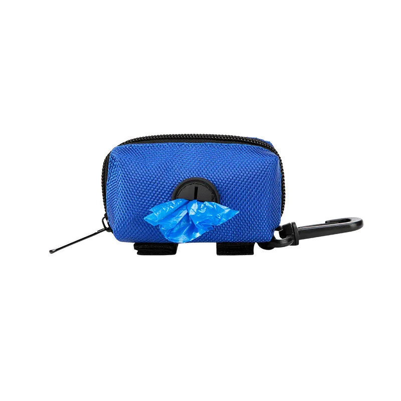 Dispensador de bolsas para excrementos de mascota azul ajustable con enganche de correa negro y bolsa azul visible.