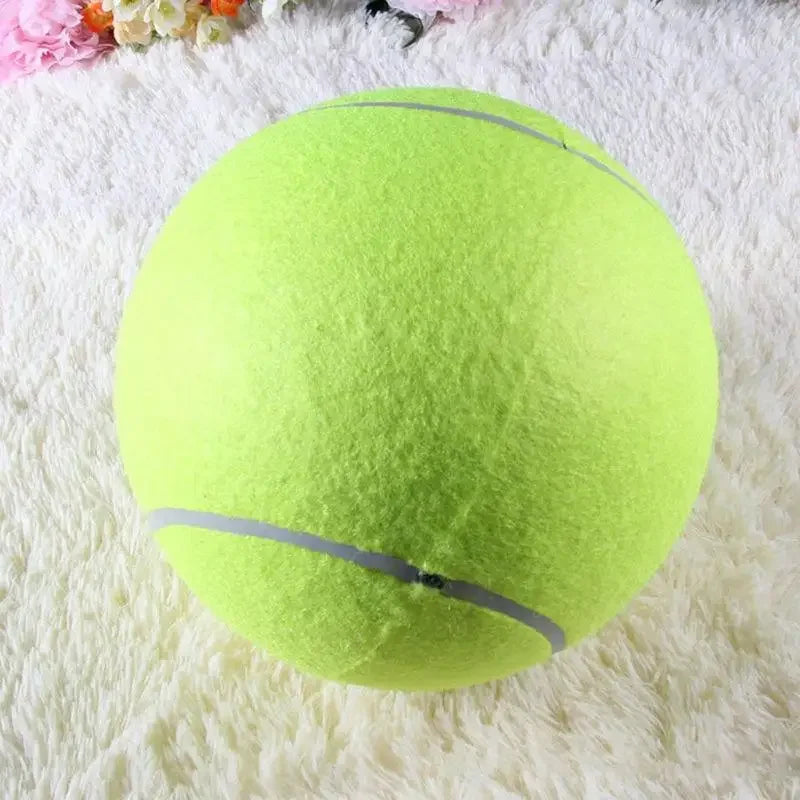 Une balle de tennis verte lime brillante posée sur une surface blanche et duveteuse.