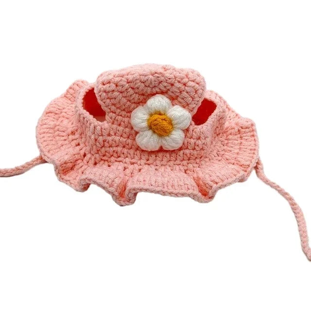 Handgemachte gewebte rosa Blumenmütze mit weißem und gelbem Zentrum
