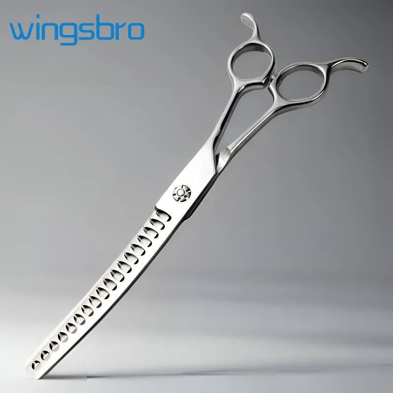 Silberne, professionelle gekrümmte Haarscheren für das Pflegen von Haustieren mit gezahnten Klingen vor grauem Hintergrund