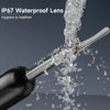 Nahaufnahme einer IP67-wasserdichten Linse einer professionellen digitalen Ohreninspektionskamera, mit Wasser, das spritzt.
