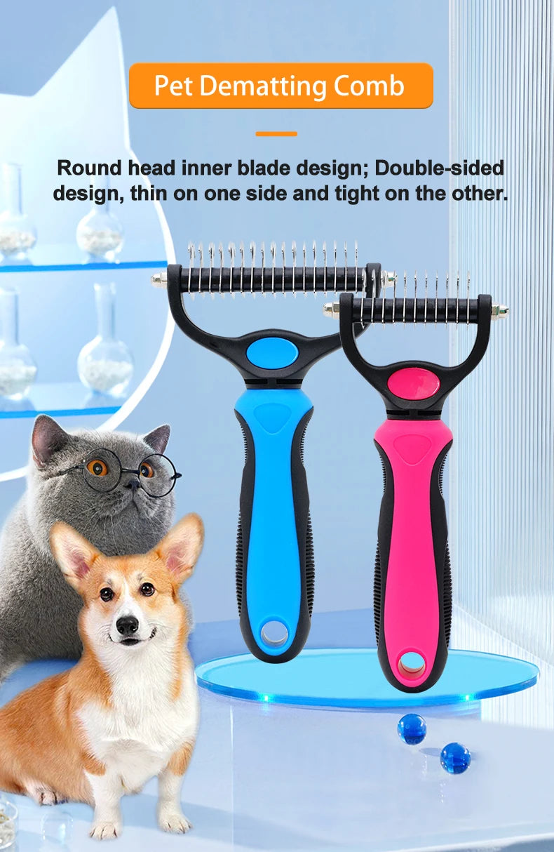 Ein Paar rosa und blaues Tierfellschiene wird neben einer grauen Katze und einem kleinen Hund ausgestellt.
