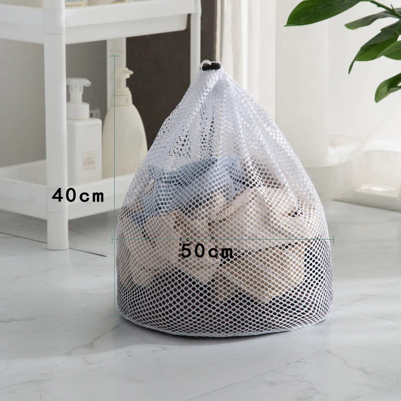 Una bolsa de ropa blanca de malla llena de prendas, mostrada junto a un estante blanco.