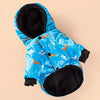 Abrigo con capucha térmico de color azul brillante y estampado para perros o gatos.