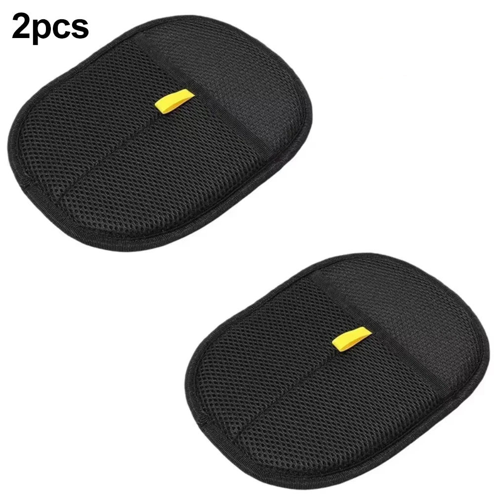 Dos guantes reutilizables para quitar el pelo de mascotas, dobles y negros con detalles amarillos.