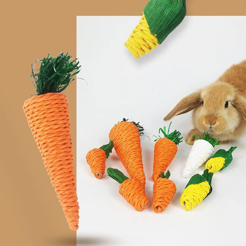 Eine Sammlung von orangen Karotten aus Naturfaser, verwendet als Kauzack für Hamster und Kaninchen.