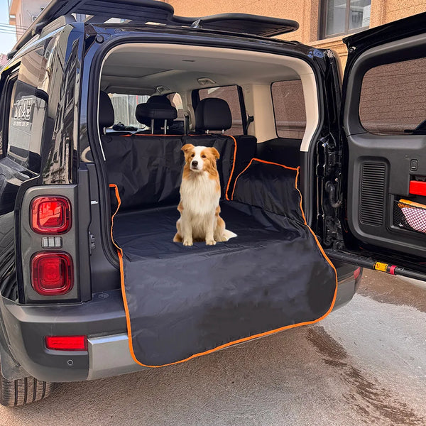 Un golden retriever est assis sur une housse de siège de voiture étanche noire dans la zone de chargement d'un camion.