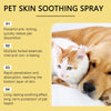Nahaufnahme einer Katze und einem Hund, die zusammen ruhen, mit einer Flasche tierfreundlicher Beruhigungsspray im Hintergrun