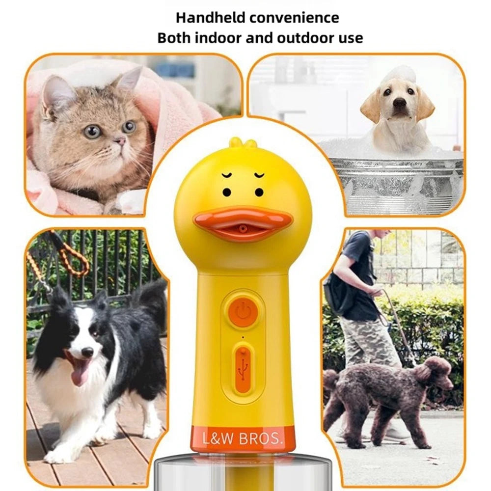Dispenser automático de espuma amarilla para baños de mascotas, mostrado con perros y gatos en interiores y exteriores.