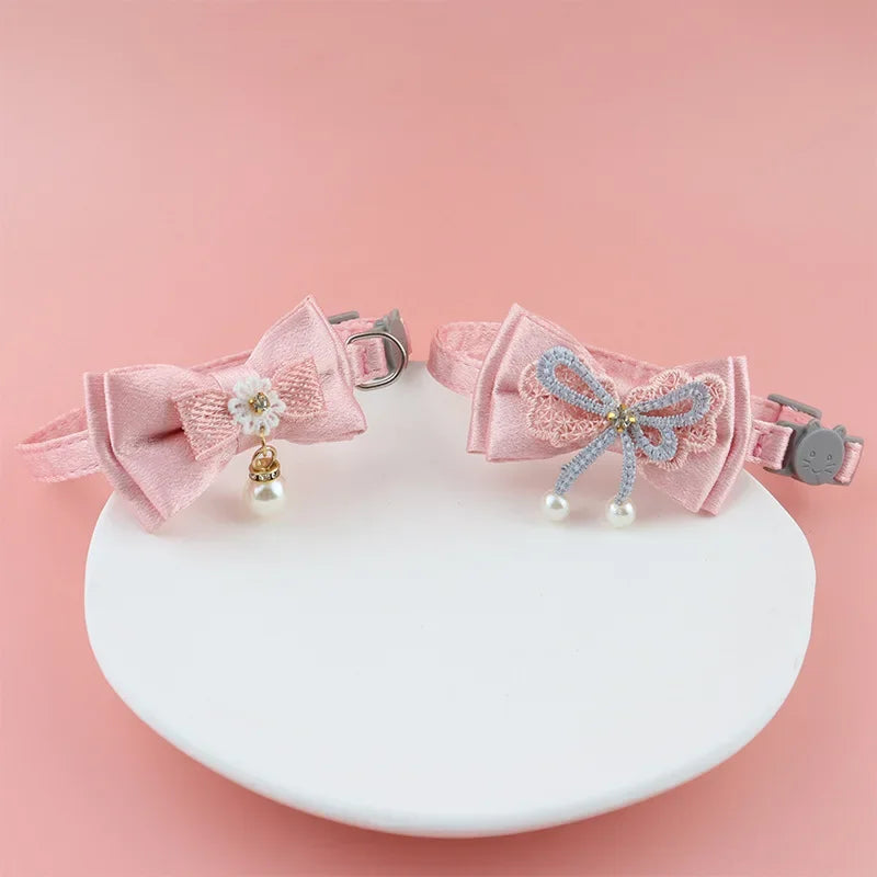 Pinkes Spitzen-Halsband für Haustiere mit Schleife, hängenden Perlen und einer kleinen Glocke