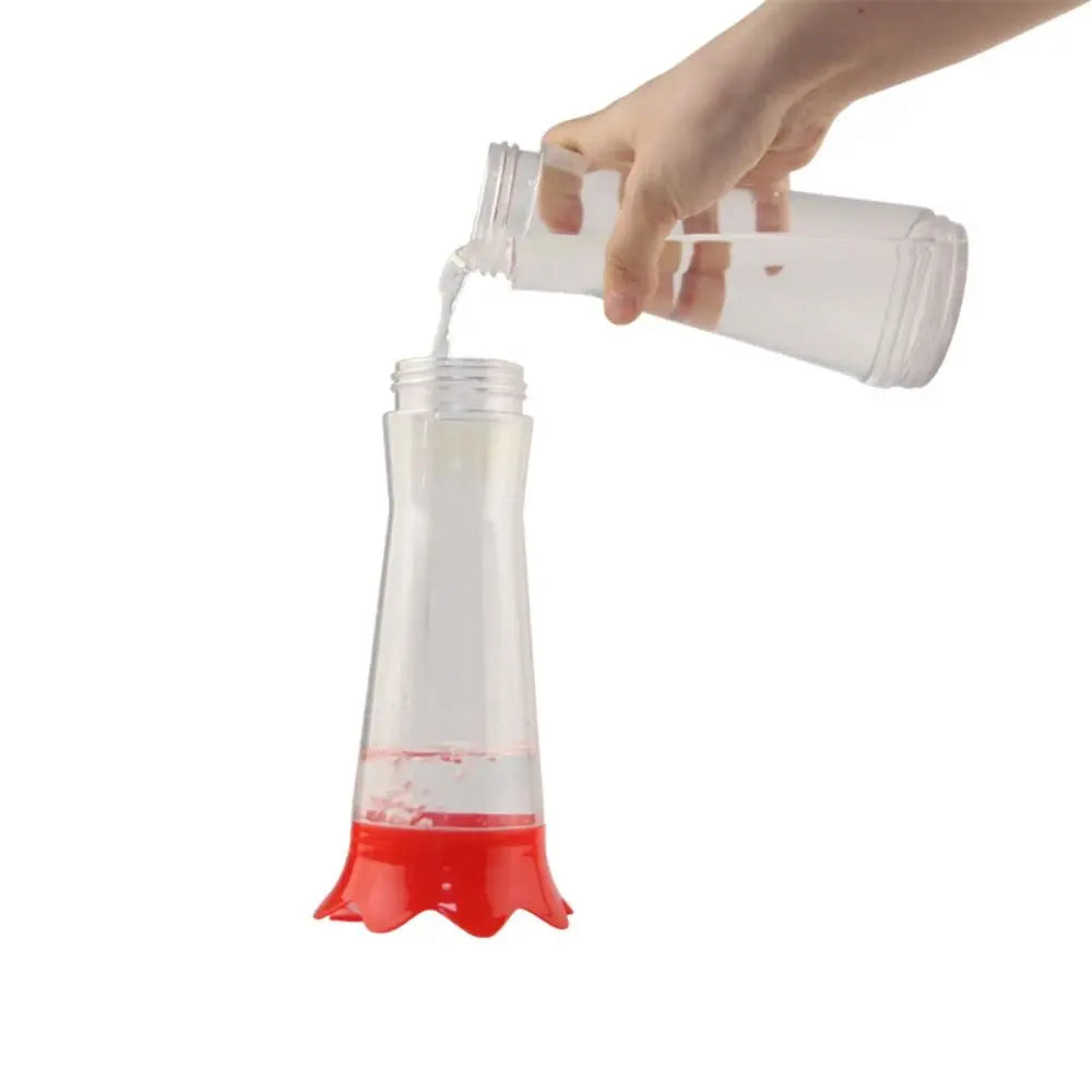 Una mano vierte líquido en un comedero de plástico transparente que contiene líquido rojo para atraer hormigas o abejas.