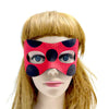 Eine Frau mit einem roten Polka-Dot-Marienkäfer-Maskenkostüm auf einem Mannequin.