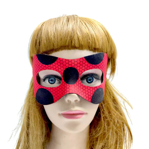 Eine Frau mit einem roten Polka-Dot-Marienkäfer-Maskenkostüm auf einem Mannequin.
