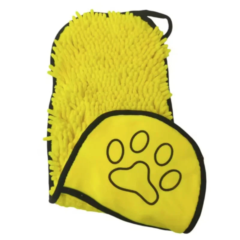 Une serviette de bain pour animaux jaune vif, texturée et en forme de patte.