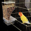 Un distributeur d'oiseaux en plastique transparent rempli de graines est placé dans une cage de fil avec un perroquet jaune e