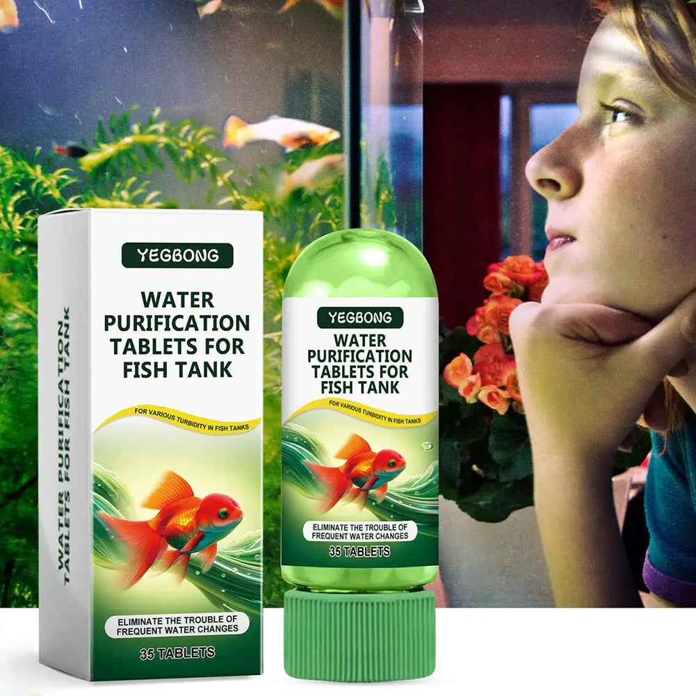 Boîte et bouteille de comprimés de purification d'eau Yegbong pour aquariums, regardée par une personne.