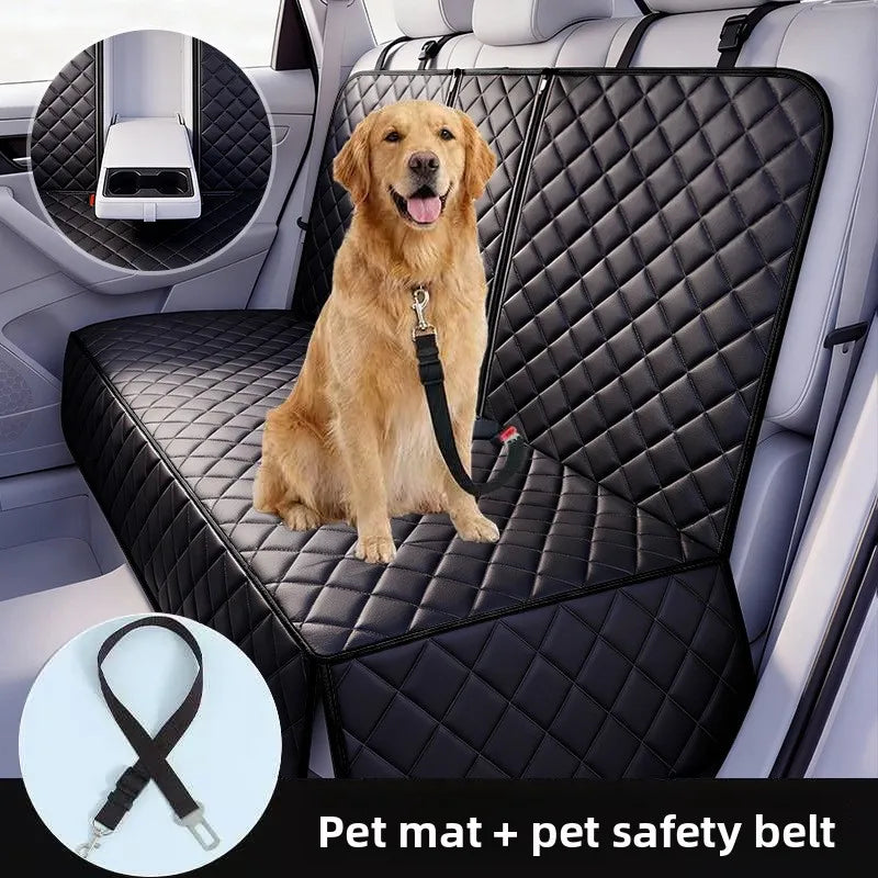 Un golden retriever sentado en una alfombra de mascota acolchada negra con un cinturón de seguridad dentro de un asiento de c