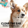 Un chien regarde la caméra tandis qu'une main tient un tube de Pet Drops pour nettoyer les oreilles.