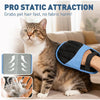 Eine Katze benutzt eine blaue Fellentfernungshandschuh auf ihrem Fell, um die elektrostatische Anziehung zur Tierhaarentfernu