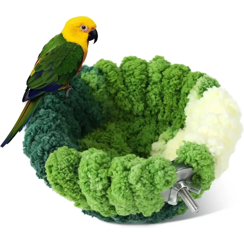 Ein gelber und grüner Papagei sitzt auf einem flauschigen grünen Flanell-Vogelnest.