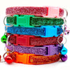 Eine Stapel bunter, glitzernder Hundekollagen in verschiedenen Farben wie pink, grün, blau, lila und orange.