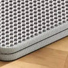 Graue, strapazierfähige, wasserdichte Katzenstreumatte auf einem hellen Holzfußboden.