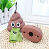 Dispensa para bolsas de excremento de perro de silicona marrón con forma de cabeza de perro y bolsa verde, sobre un tejido