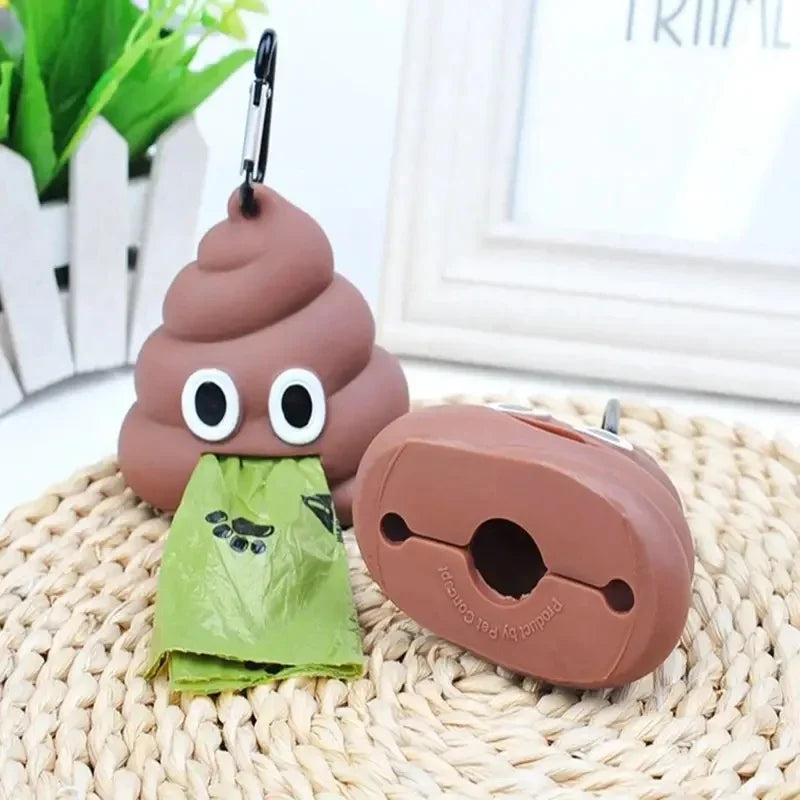 Dispensa para bolsas de excremento de perro de silicona marrón con forma de cabeza de perro y bolsa verde, sobre un tejido