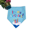 Hellblaue Bandana mit Aufschrift „It's My Birthday!“ und bunten Kerzen, mit einer goldfarbenen Paillettenkrone.