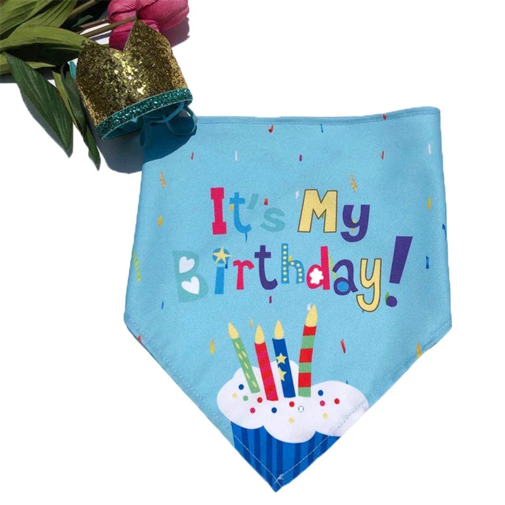 Hellblaue Bandana mit Aufschrift „It's My Birthday!“ und bunten Kerzen, mit einer goldfarbenen Paillettenkrone.