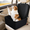 Un golden retriever descansa en una funda para asiento de coche impermeable y protector de hamaca dentro de un vehículo.