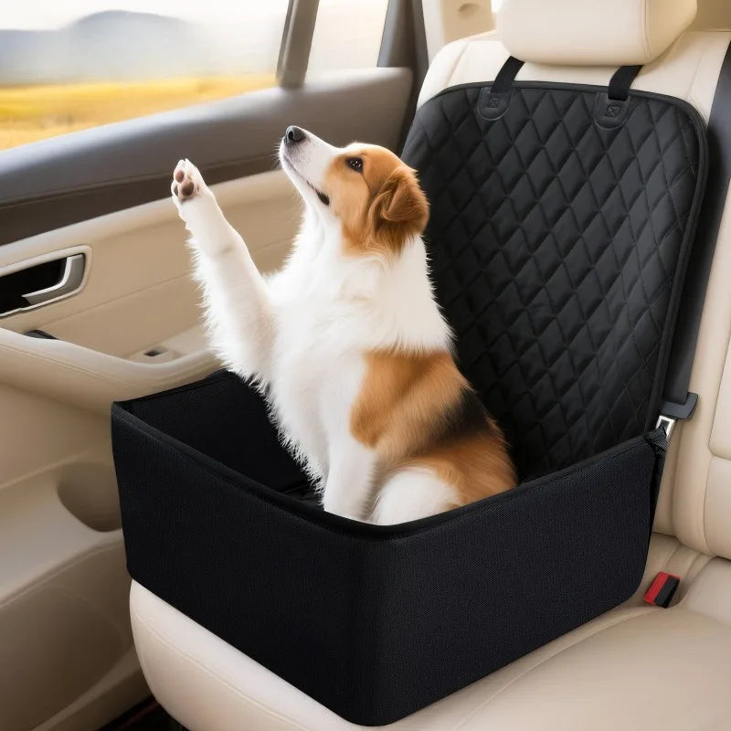 Un golden retriever descansa en una funda para asiento de coche impermeable y protector de hamaca dentro de un vehículo.