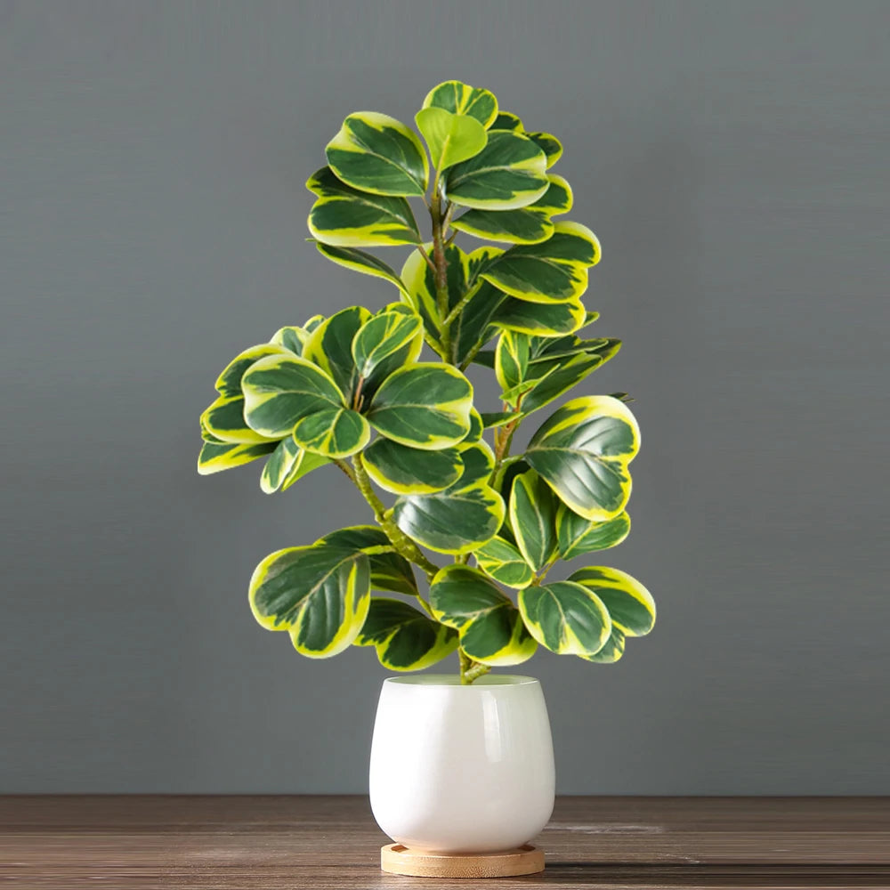 Künstliches Herzblatt-Ficus-Baum mit grün-gelben Blättern in einem weißen Topf