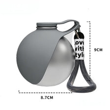 Taza portátil de acero inoxidable gris para mascotas con asa para llevar.