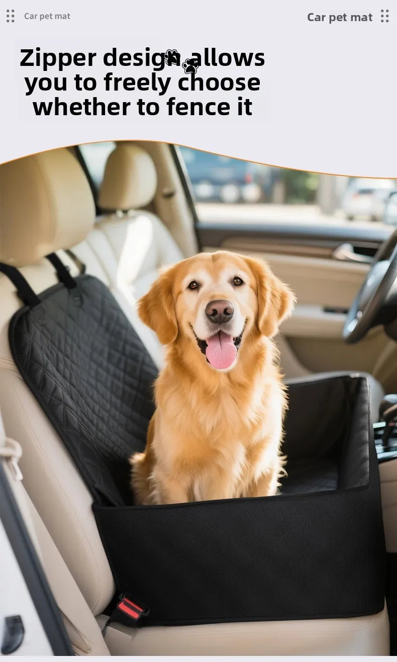 Un golden retriever sentado cómodamente en una funda para asiento de coche negra, mostrando el diseño de la cremallera.