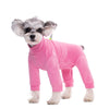 Traje de perro de forro polar rosa con pelaje gris, de pie contra un fondo blanco.