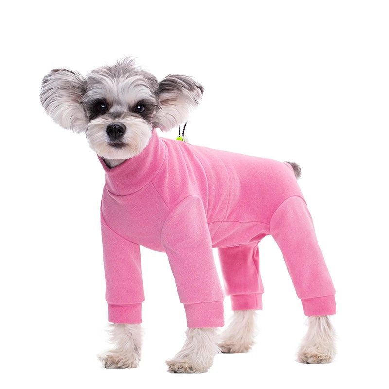 Traje de perro de forro polar rosa con pelaje gris, de pie contra un fondo blanco.
