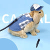 Ein flauschiger brauner Hase in einem Jeans-Kaninchenkostüm mit karierter Weste und blauer Mütze.